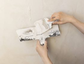 Après un dégât des eaux, les murs et plafonds subissent souvent de lourds dommages. En effet, l’humidité dégrade le plâtre,