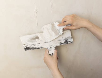 Après un dégât des eaux, les murs et plafonds subissent souvent de lourds dommages. En effet, l’humidité dégrade le plâtre,