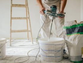Un plâtrier travaille principalement sur les surfaces intérieures. En effet, il prépare, lisse et enduit les murs ou les plafonds. De plus,