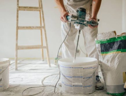 Un plâtrier travaille principalement sur les surfaces intérieures. En effet, il prépare, lisse et enduit les murs ou les plafonds. De plus,