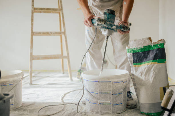 Un plâtrier travaille principalement sur les surfaces intérieures. En effet, il prépare, lisse et enduit les murs ou les plafonds. De plus,