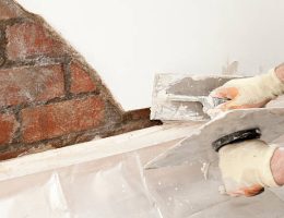 Un plâtrier professionnel façonne et décore les murs avec précision. En effet, il travaille sur les chantiers neufs ou en rénovation.
