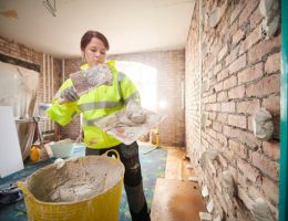 Un plâtrier joue un rôle central dans la rénovation intérieure. En effet, il maîtrise les techniques de plâtrage et de rebouchage.