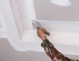 La garantie décennale protège le client contre les dommages graves liés aux travaux du plâtrier. En effet, elle couvre les désordres