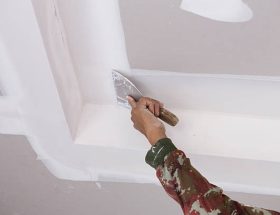 La garantie décennale protège le client contre les dommages graves liés aux travaux du plâtrier. En effet, elle couvre les désordres