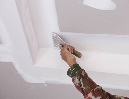 La garantie décennale protège le client contre les dommages graves liés aux travaux du plâtrier. En effet, elle couvre les désordres
