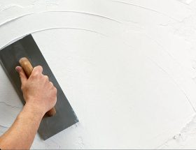 Un chantier de plâtrier dépend de plusieurs facteurs essentiels. En effet, la surface du plafond, le type de plâtre et la complexité du lieu