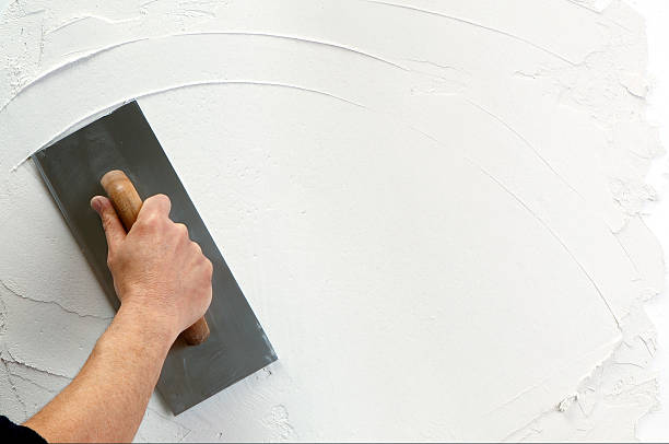 Un chantier de plâtrier dépend de plusieurs facteurs essentiels. En effet, la surface du plafond, le type de plâtre et la complexité du lieu