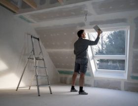 Le plâtrier joue un rôle majeur dans la finition intérieure des bâtiments. En effet, il assure la pose des enduits, le lissage des murs