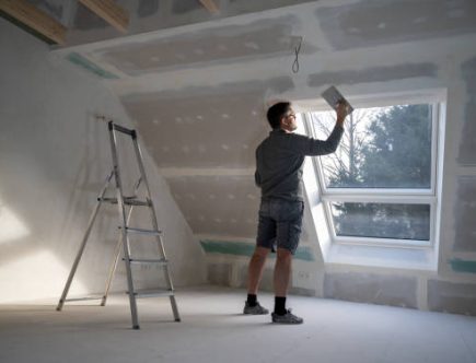 Le plâtrier joue un rôle majeur dans la finition intérieure des bâtiments. En effet, il assure la pose des enduits, le lissage des murs