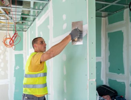 Un plâtrier utilise plusieurs outils essentiels pour préparer, appliquer et lisser le plâtre. D’abord, il se sert d’une auge pour mélanger