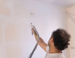 Le plâtrier joue un rôle central dans les travaux de finition intérieure. En effet, il prépare les murs et les plafonds avant la décoration.