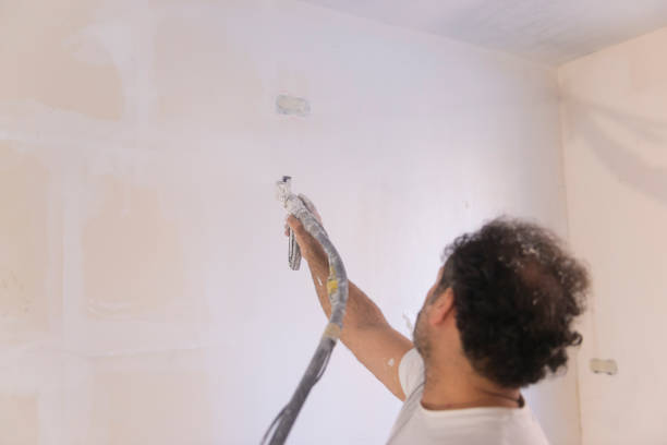 Le plâtrier joue un rôle central dans les travaux de finition intérieure. En effet, il prépare les murs et les plafonds avant la décoration.