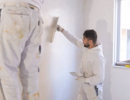 Un plâtrier professionnel conseille toujours de nettoyer régulièrement les murs en plâtre. En effet, la poussière s’y dépose facilement.