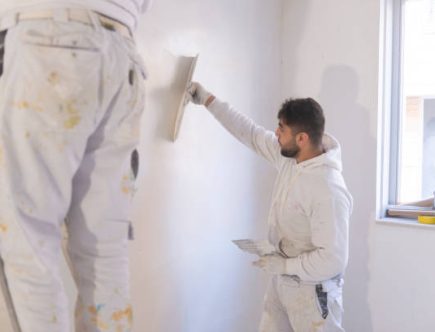 Un plâtrier professionnel conseille toujours de nettoyer régulièrement les murs en plâtre. En effet, la poussière s’y dépose facilement.