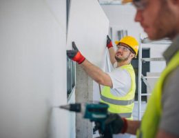 Un plâtrier façonne les murs, les plafonds et les cloisons. En effet, il transforme les espaces grâce à son savoir-faire précis.