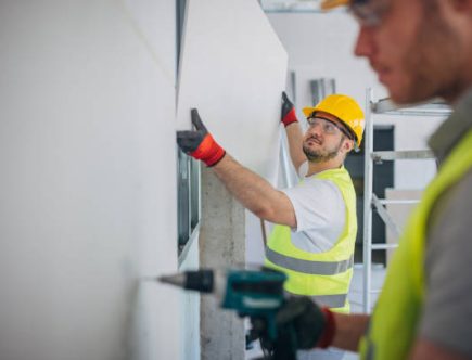 Un plâtrier façonne les murs, les plafonds et les cloisons. En effet, il transforme les espaces grâce à son savoir-faire précis.