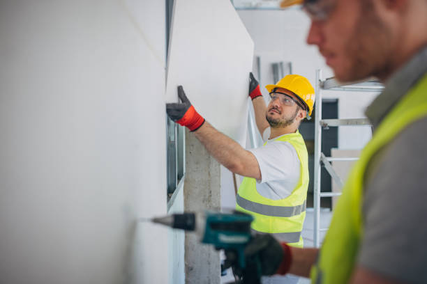 Un plâtrier façonne les murs, les plafonds et les cloisons. En effet, il transforme les espaces grâce à son savoir-faire précis.