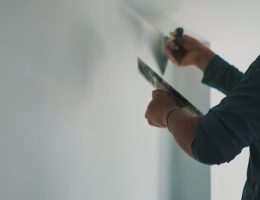 Un plâtrier joue un rôle central dans les travaux d’isolation et de finition intérieure. En effet, il assure la pose du doublage sur les murs