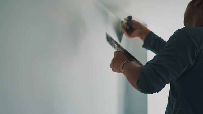 Un plâtrier joue un rôle central dans les travaux d’isolation et de finition intérieure. En effet, il assure la pose du doublage sur les murs