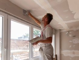 Un plâtrier joue un rôle crucial dans le secteur du bâtiment. En effet, il assure la finition intérieure des constructions. De plus,