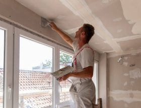 Un plâtrier joue un rôle crucial dans le secteur du bâtiment. En effet, il assure la finition intérieure des constructions. De plus,