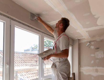 Un plâtrier joue un rôle crucial dans le secteur du bâtiment. En effet, il assure la finition intérieure des constructions. De plus,