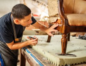 Un tapissier ne se limite pas à tendre du tissu sur un meuble. En effet, il possède un savoir-faire artisanal précis. D’abord, il restaure,