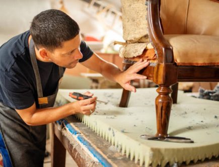 Un tapissier ne se limite pas à tendre du tissu sur un meuble. En effet, il possède un savoir-faire artisanal précis. D’abord, il restaure,