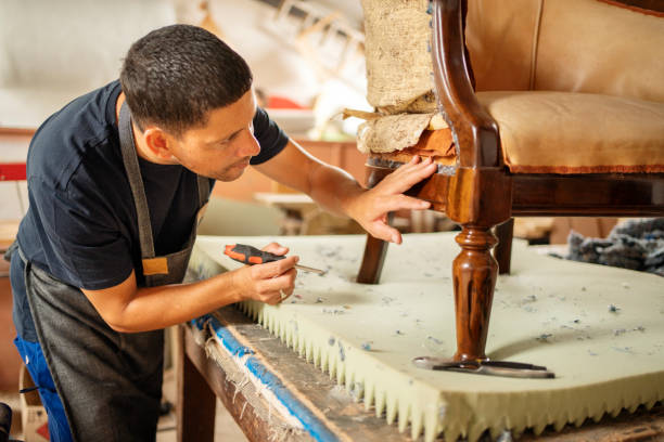 Un tapissier ne se limite pas à tendre du tissu sur un meuble. En effet, il possède un savoir-faire artisanal précis. D’abord, il restaure,