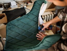 Un tapissier est avant tout un artisan du textile et de la décoration. En effet, il maîtrise l’art d’habiller les murs, les meubles