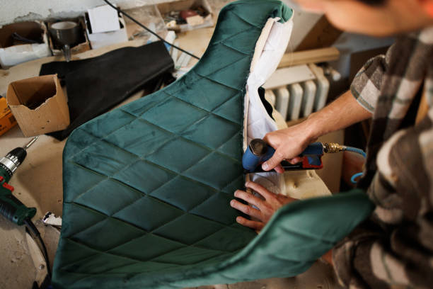 Un tapissier est avant tout un artisan du textile et de la décoration. En effet, il maîtrise l’art d’habiller les murs, les meubles