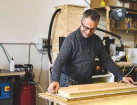 Un tapissier pour une chaise Louis XVI maîtrise un art précis. En effet, ce mobilier exige une restauration fine et soignée. Chaque geste