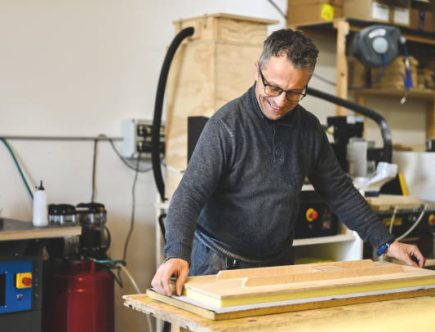 Un tapissier pour une chaise Louis XVI maîtrise un art précis. En effet, ce mobilier exige une restauration fine et soignée. Chaque geste