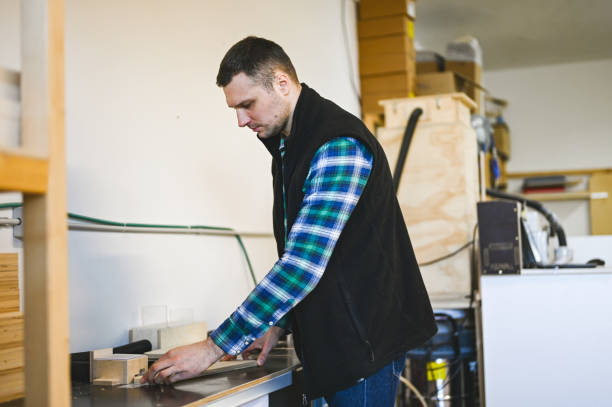 Le tapissier travaille avant tout sur les tissus et les meubles. En effet, il restaure, rénove et habille les sièges, rideaux et murs.