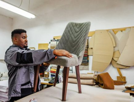 Un tapissier joue un rôle clé dans la rénovation du mobilier. En effet, il restaure, répare et embellit les pièces anciennes.