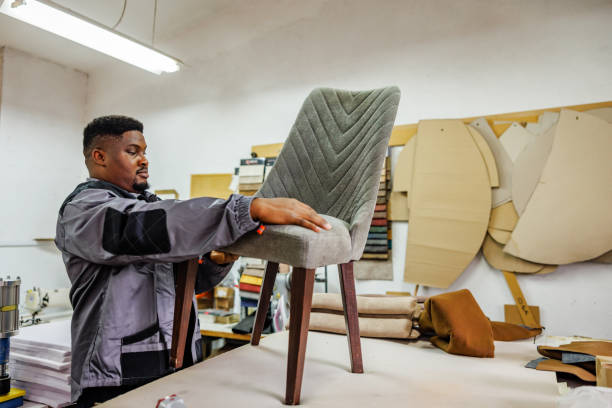 Un tapissier joue un rôle clé dans la rénovation du mobilier. En effet, il restaure, répare et embellit les pièces anciennes.
