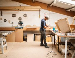 Un tapissier possède un savoir-faire artisanal très précis. En effet, il maîtrise les techniques de couture, de rembourrage et de garnissage.