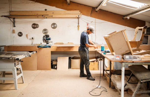 Un tapissier possède un savoir-faire artisanal très précis. En effet, il maîtrise les techniques de couture, de rembourrage et de garnissage.