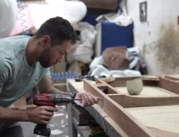 Un tapissier redonne vie aux meubles anciens ou usés. En effet, il rénove les fauteuils, canapés et chaises avec soin. De plus,