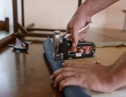 Un tapissier crée et restaure des sièges, canapés et rideaux. En effet, il redonne vie au mobilier ancien. De plus, il modernise