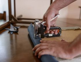 Un tapissier crée et restaure des sièges, canapés et rideaux. En effet, il redonne vie au mobilier ancien. De plus, il modernise