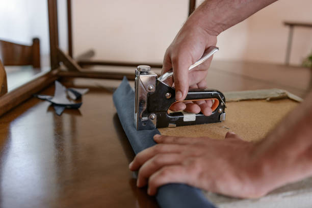Un tapissier crée et restaure des sièges, canapés et rideaux. En effet, il redonne vie au mobilier ancien. De plus, il modernise