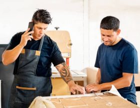 Un tapissier est avant tout un artisan du textile et du confort. En effet, il restaure, fabrique et habille les meubles avec précision.