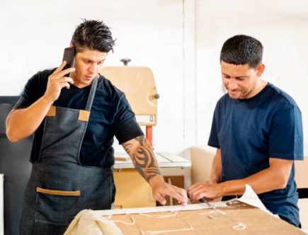 Un tapissier est avant tout un artisan du textile et du confort. En effet, il restaure, fabrique et habille les meubles avec précision.