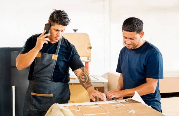 Un tapissier est avant tout un artisan du textile et du confort. En effet, il restaure, fabrique et habille les meubles avec précision.