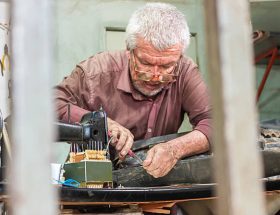 Un tapissier ne se limite pas à restaurer des sièges anciens. En réalité, il crée aussi du mobilier unique. En effet, il maîtrise les tissus,