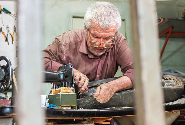 Un tapissier ne se limite pas à restaurer des sièges anciens. En réalité, il crée aussi du mobilier unique. En effet, il maîtrise les tissus,