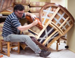 Un tapissier travaille sur la restauration et la création de sièges ou de tissus d’ameublement. En effet, il remet à neuf des fauteuils,
