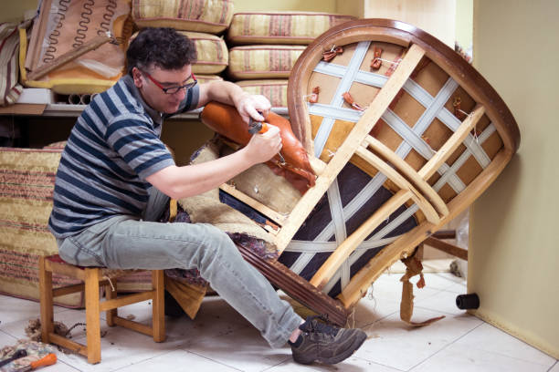 Un tapissier travaille sur la restauration et la création de sièges ou de tissus d’ameublement. En effet, il remet à neuf des fauteuils,